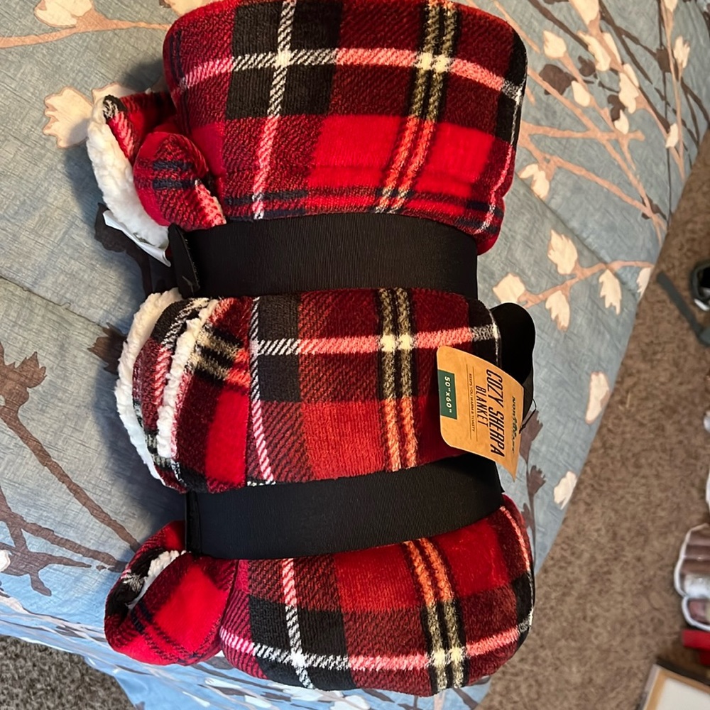 NWT - Cozy Sherpa comfy fleece blanket
